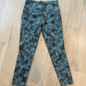 Athleta Salutation stash pocket 7/8 tight